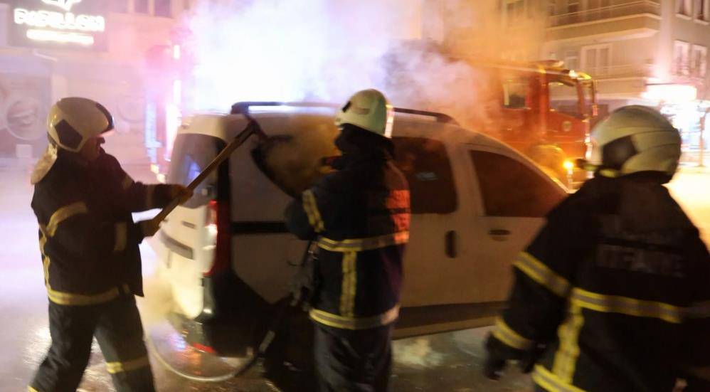 Araç yangınında itfaiye eri ve kameramanın ölümden döndüğü an 5